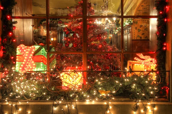 Una ventana en una noche de Navidad — Foto de Stock