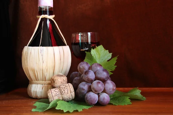 Italian wine Chianti with grape and wine glass — Stock Photo, Image