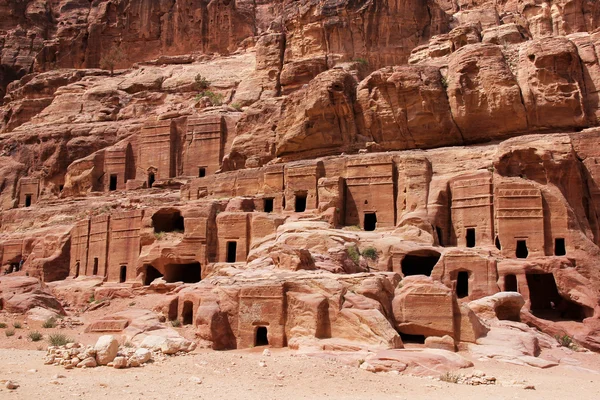 Abitazioni rupestri nell'antica città di Petra, Giordania — Foto Stock