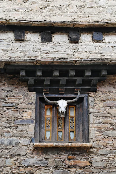 Finestra tibetana con testa di yak — Foto Stock