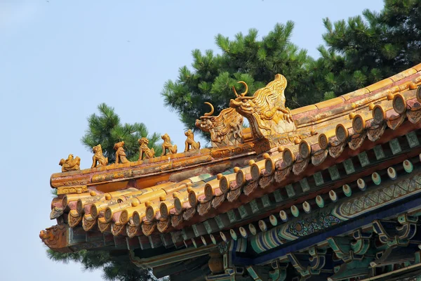 Schutzfiguren auf dem traditionellen Hausdach — Stockfoto