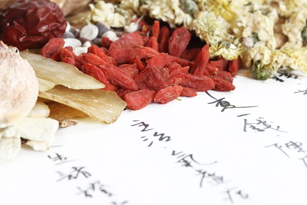 Medicina herbal china en el papel de la receta — Foto de Stock