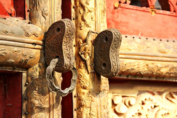 Förgyllda gamla kinesiska dörrlåset — Stockfoto