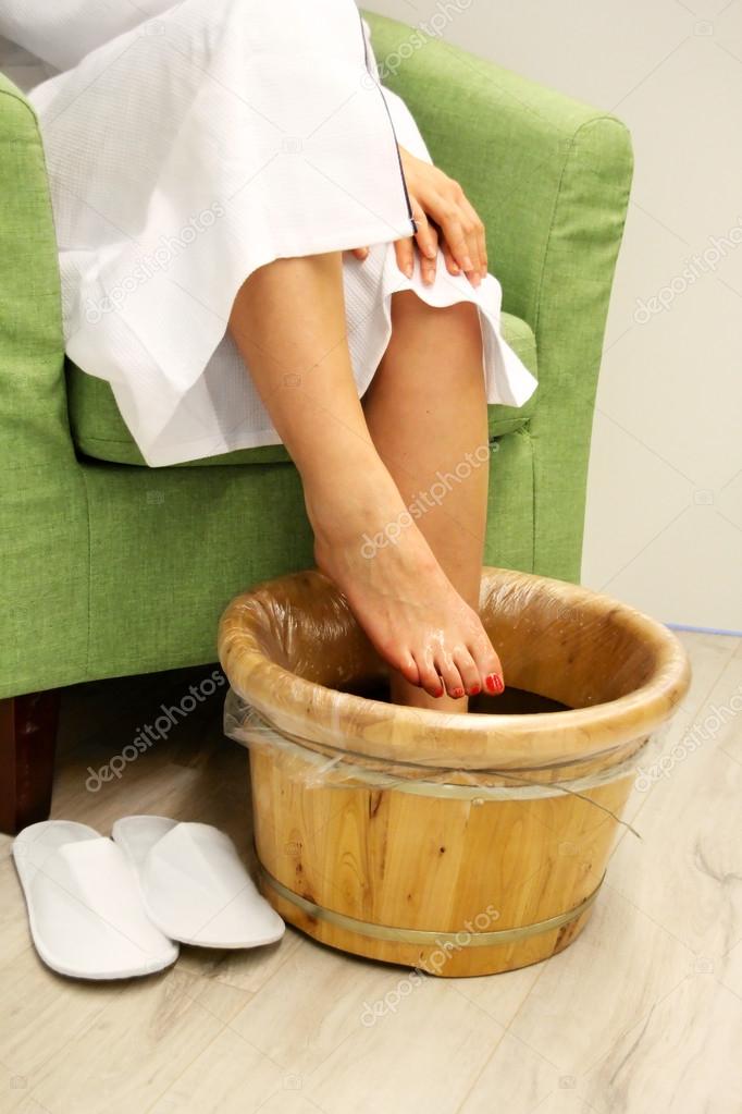 Можно греть ноги при давлении. Ванночка для ног с травами. Теплые ванны для ног. Женские ноги в тазике.