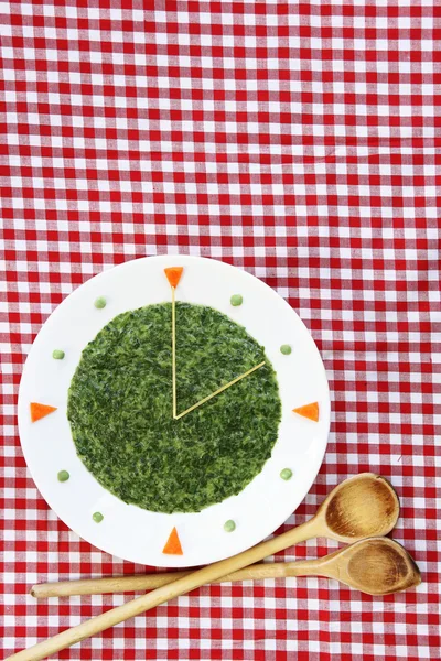 Relógio alimentar - prato com espinafre cremoso e espaguete na toalha de mesa — Fotografia de Stock