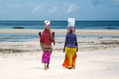 Kadınlar sahilde, Zanzibar Adası, Tanzanya