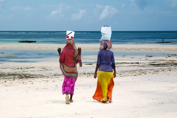 Женщины на пляже, остров Занзибар, Танзания — стоковое фото