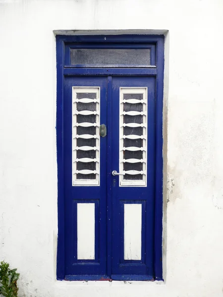 Puerta azul en la pared blanca —  Fotos de Stock