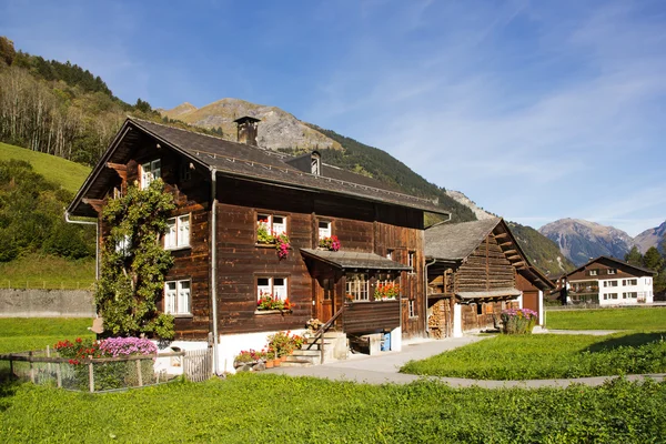 Традиционное шале в Альпах — стоковое фото