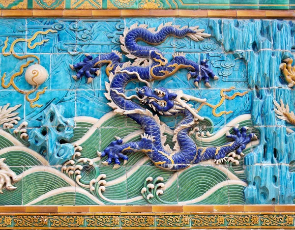 Dragón (Número 4 desde la izquierda) en el Muro de los Nueve Dragones en Beijing — Foto de Stock