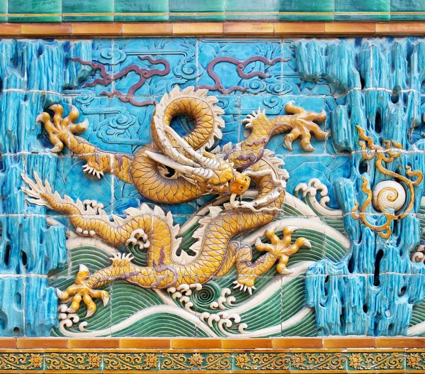 Dragon (nummer 5 från vänster) på nio-Dragon-väggen i Peking — Stockfoto