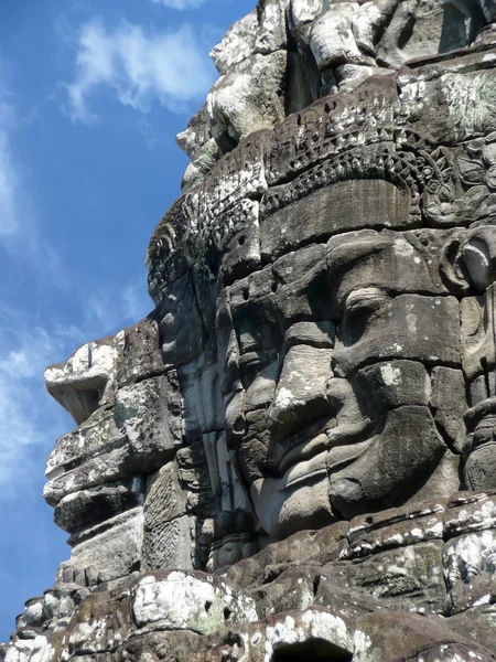 Stone head of the abandoned temple in Angkor Wat, Cambodia — Stock Photo, Image