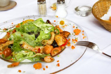 Yeşil salata Tavuk eti Akdeniz tarzı ile