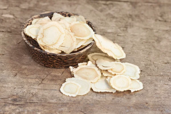 Medicina herbal chinesa - fatias de ginseng americano (Panax quinquefolius ) — Fotografia de Stock