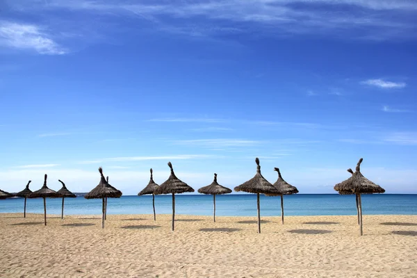 Strand met palm paraplu 's — Stockfoto