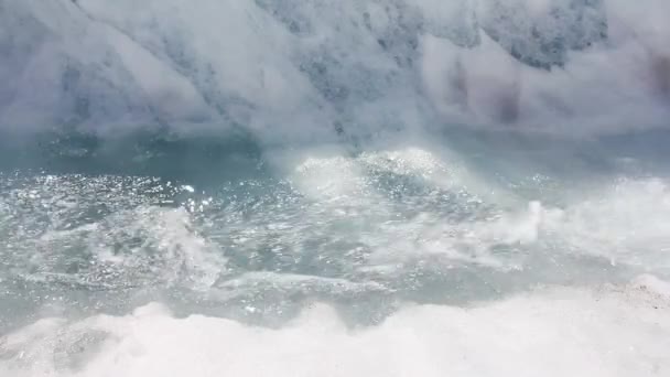 Schmelzendes Eis, das von einem Gletscher fließt — Stockvideo