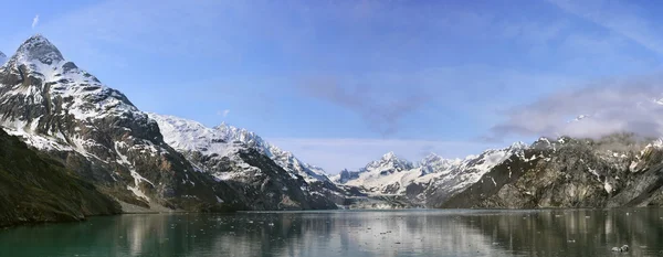 John Hopkins gleccser Mount Orville-lel és Mount Wilbur-ral a háttérben, Glacier Bay, Alaszka, USA — Stock Fotó