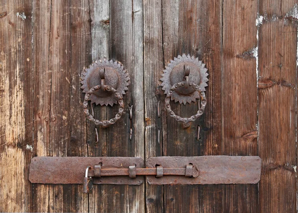 Oude roestige deur ringen — Stockfoto