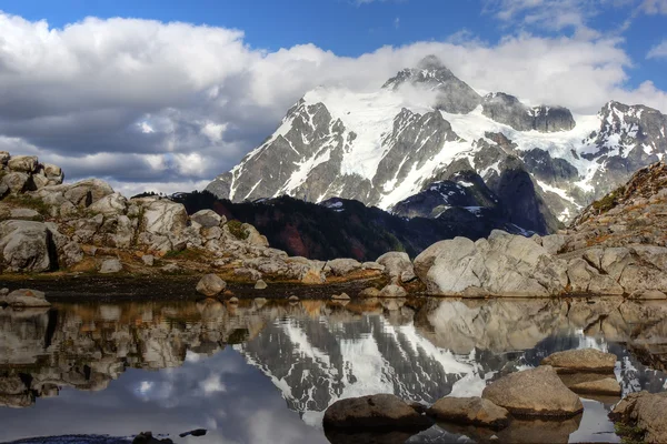 Mount Shuksan met reflectie — Stockfoto