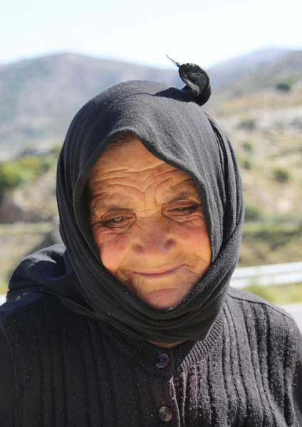 Retrato de uma velha mulher grega na ilha de Creta — Fotografia de Stock