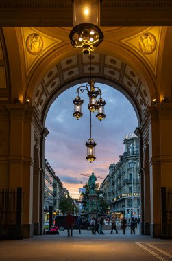 Zürih, İsviçre - Ekim 05.2025: İsviçre 'nin Zürih kentinin ana tren istasyonu ve Bahnhof Caddesi manzarası.