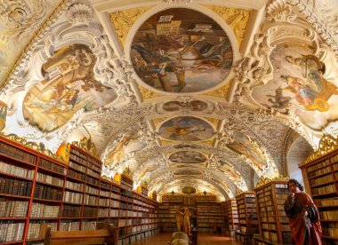 Prag, Çek Cumhuriyeti - Kasım 05.2023: Çek Cumhuriyeti 'nin Prag kentinde bulunan Strahov Manastırı' ndaki Barok Kütüphanesi Teoloji Salonu