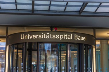 Basel, İsviçre - 20 Kasım 2025: Basel Üniversitesi Hastanesi 'nin dışı. Basel 'de önde gelen bir tedavi ve araştırma enstitüsüdür.