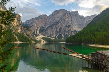 Lago di Braies, Pragser Wildsee. Dolomitler, İtalya 'da kırmızı tekneleri birbirine zincirlenmiş.