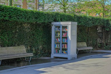 Baden, İsviçre - Nisan 01.2017: İnsanların kullanılmış kitapları alıp bağışlamaları için parktaki bir kitaplık.. Bu, Bookcross (Çeviri: kitaplıkta Almanca: Open Bookcase) adlı küresel bir uygulamadır.)