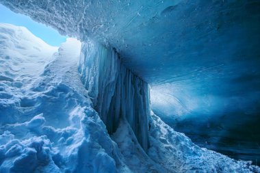 Buzul mağarasının girişi İsviçre Alpleri, Col du Pillon, Canton Waadt, İsviçre