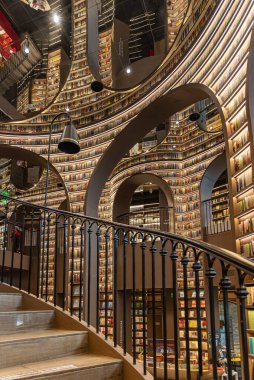 Chengdu, Çin - 15 Ekim. 2023: Çin 'in Chengdu şehrinin banliyösündeki Zhongshuge' un ayna yansıması kullanılarak modern mimari tasarımı