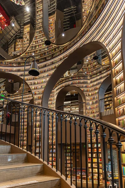 Chengdu, Çin - 15 Ekim. 2023: Çin 'in Chengdu şehrinin banliyösündeki Zhongshuge' un ayna yansıması kullanılarak modern mimari tasarımı