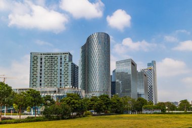 Shenzhen, Çin - Kasım 06.2023: Shenzhen Çin 'de modern iş binası. Shenzhen, teknik yenilikleri ve finansal enstitüleri olan en modern şehirlerden biridir..