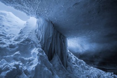 Buzul mağarasının girişi İsviçre Alpleri, Col du Pillon, Canton Waadt, İsviçre