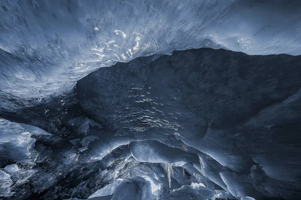 Buzul mağarasının içinde. Buzulun ağırlığı ve basıncının üstünde asılı buz kalıpları var.