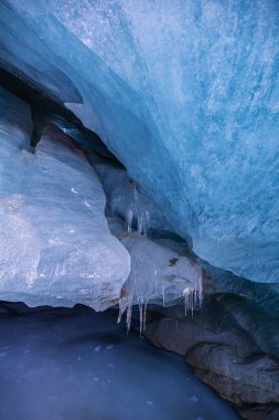 İsviçre Alplerindeki Morteratsch buzulunda buz duvarları ve bloklar.