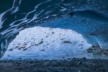 İsviçre, Grison 'daki Morteratsch Buzulu' nda deniz tarağı desenleriyle buz mağarası açılıyor. (Şubat 2026 'da çekildi.)