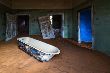 Eski altın madeninden kalma kum ve küveti olan terk edilmiş binalar Kolmanskop, Namibi