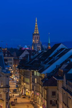 Bern, İsviçre - 04 Mart 2026: Munster kilise kulesi Alacakaranlık, Bern, İsviçre