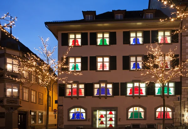 Straat in de avond tijdens seizoen van Kerstmis — Stockfoto