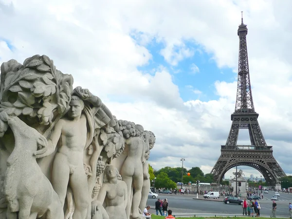 Eiffeltornet Sett Från Trocadero Fyrkantig Med Gruppstatus För Joie Vivre — Stockfoto