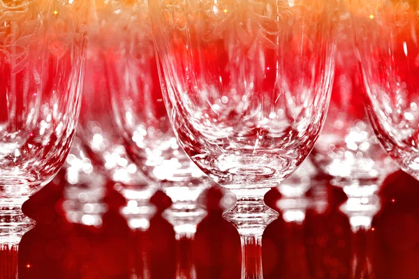 Rangée de verres à vin dans la lumière de fête — Photo