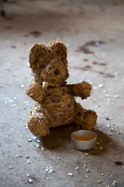 Terk edilmiş teddy atılan bir odada
