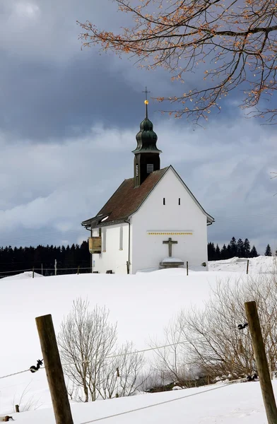 Bir kış günü bir tepe üzerinde köy Kilisesi — Stok fotoğraf