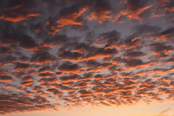 Dramatische cumulus wolken bij zonsondergang — Stockfoto