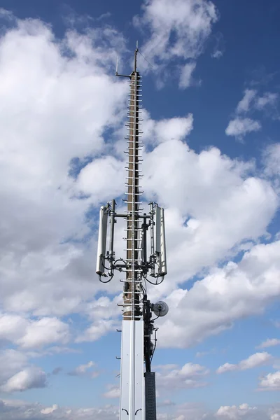 Многофункциональная антенна для отправителя телекоммуникаций — стоковое фото