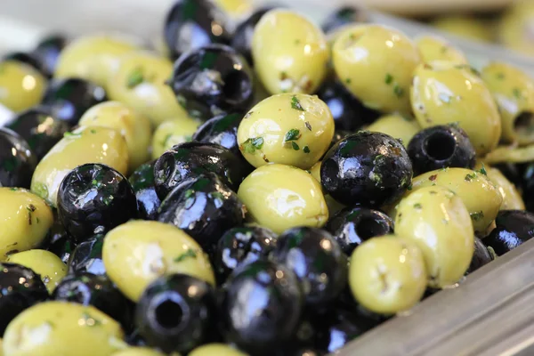 Groene en zwarte olijven — Stockfoto