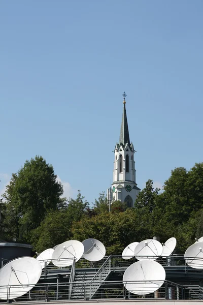 Bir kontrast: eski kilise ve modern teknoloji — Stok fotoğraf