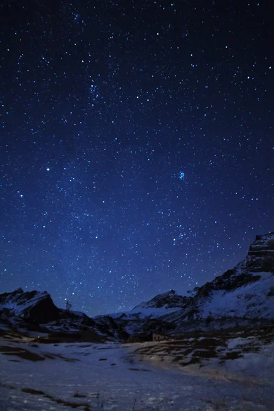 Kar dağının üzerinde yıldızlı bir gece — Stok fotoğraf