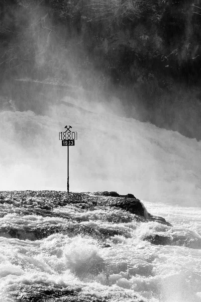 Rhinefall we mgle zimą (wersja czarno biała) — Zdjęcie stockowe